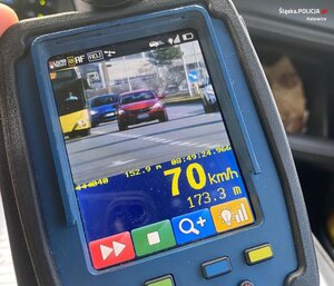 zdjęcie kolorowe przedstawiające zdjęcie z fotoradaru, na którym pojazd przekracza prędkość do 70 kilometrów na godzinę