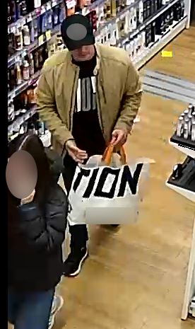 zdjęcie kolorowe przedstawiające wizerunek mężczyzny, który dokonał kradzieży w sklepie