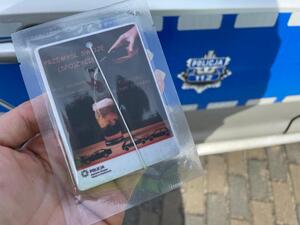 zdjęcie kolorowe przedstawiające zawieszkę do samochodu z hasłem profilaktycznym aby nie wsiadać do samochodu po spożyciu alkoholu