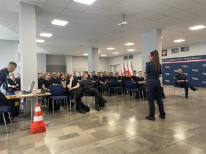 zdjęcie kolorowe: policjanci wydziału prewencji katowickiej komendy podczas rozmowy z uczniami o pracy w policji