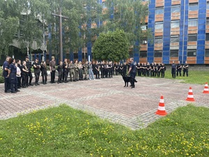 zdjęcie kolorowe: uczniowie klas mundurowych podczas spotkania z przewodnikami psów służbowych katowickiej komendy