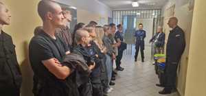 zdjęcie kolorowe: uczniowie klas mundurowych podczas spotkania z policjantami pełniącym służbę w pomieszczeniach dla osób zatrzymanych