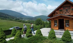 zdjęcie kolorowe: dwóch mężczyzn uciekających z okradzionego domu