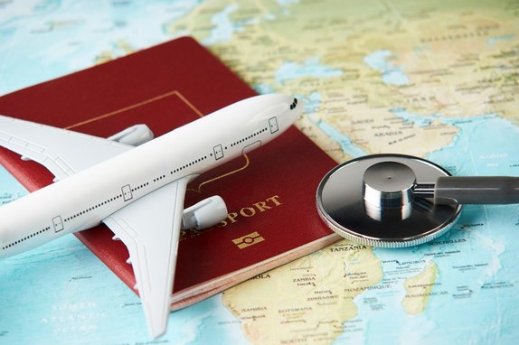 zdjęcie kolorowe: grafika przedstawiająca samolot, paszport i mapę