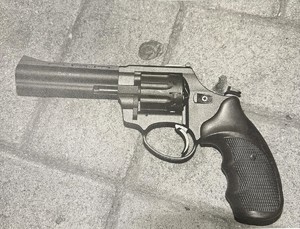zdjęcie kolorowe: zabezpieczona broń palna śrutowa
