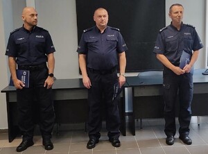zdjęcie kolorowe: Komendant Miejski Policji w Katowicach insp. Arkadiusz Konowalski wprowadził nowego komendanta i zastępcę komendanta komisariatu. Podinsp. Robert Głodek objął stanowisko komendanta, a jego zastępca został kom. Przemysław Herzyk.