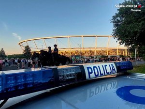 zdjęcie kolorowe: policyjny radiowóz przed Stadionem Śląskim w Chorzowie