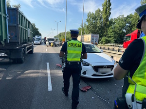 zdjęcie kolorowe: policjanci katowickiej drogówki podczas obsługi 3 kolizji na ulicy Murckowskiej