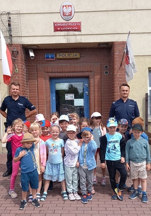zdjęcie kolorowe: dzieci z Przedszkola nr 25 w Chorzowie podczas wizyty u policjantów z Komisariatu Policji VII w Katowicach