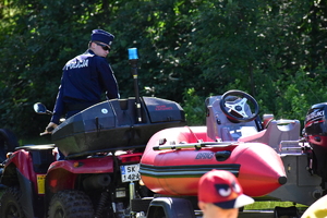 zdjęcie kolorowe: policjant z ratownikiem WOPR podczas wspólnych ćwiczeń z ratownictwa wodnego