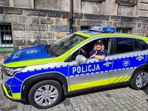 zdjęcie kolorowe: katowiccy policjanci podczas spotkań z mieszkańcami Katowic, które odbyły się podczas różnego rodzaju pikników i festynów