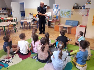 zdjęcie kolorowe: dzielnicowi z Komisariatu Policji V w Katowicach podczas spotkań z przedszkolakami