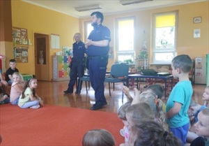 zdjęcie kolorowe: dzielnicowi z Komisariatu Policji V w Katowicach podczas spotkań z przedszkolakami