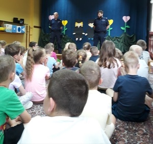zdjęcie kolorowe: dzielnicowi z Komisariatu Policji V w Katowicach podczas spotkań z przedszkolakami