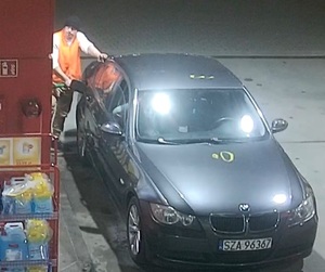 zdjęcie kolorowe: mężczyzna, który zatankował samochód i nie zapłacił za paliwo