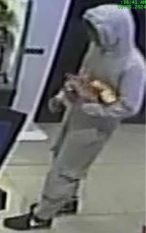 zdjęcie kolorowe: mężczyzna podejrzewany o kradzież portfela i płatność cudzą kartą płatniczą