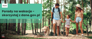 zdjęcie kolorowe: mężczyzna, kobieta i dziecko podczas spaceru w lesie z psem