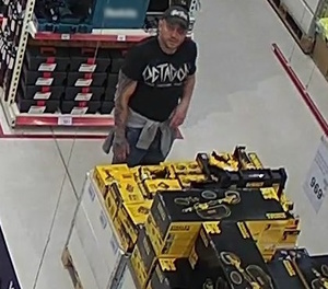 zdjęcie kolorowe: mężczyzna podejrzewany o kradzież elektronarzędzi w markecie budowlanym