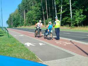 zdjęcie kolorowe: policjanci katowickiej drogówki podczas działań &quot;Bezpieczny cyklista&quot;