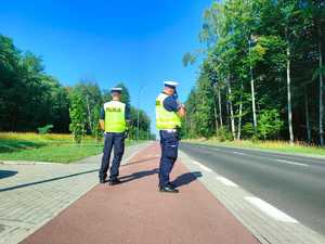 zdjęcie kolorowe: policjanci katowickiej drogówki podczas działań &quot;Bezpieczny cyklista&quot;