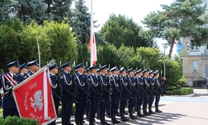 zdjęcie kolorowe: poczet sztandarowy i kompania honorowa Policji