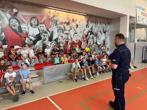 zdjęcie kolorowe: katowiccy policjanci zajmujący się profilaktyką i dzielnicowi podczas wakacyjnych spotkań z najmłodszymi mieszkańcami naszego miasta