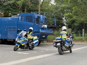 zdjęcie kolorowe: policjanci ruchu drogowego zabezpieczający przejazd kibiców na mecz piłki nożnej