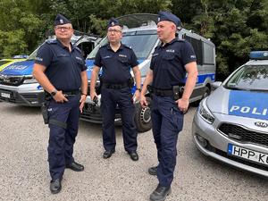 zdjęcie kolorowe: śląscy policjanci zabezpieczający przemarsz kibiców na mecz GKS-u Katowice i Radomiaka Radom