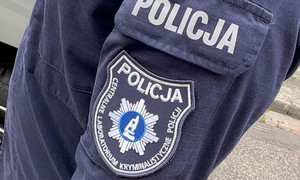 zdjęcie kolorowe: naszywka na mundur z logo Centralnego Laboratorium Kryminalistyki Policji