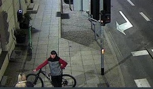 zdjęcie kolorowe: mężczyzna jadący na rowerze podejrzewany o zgwałcenie młodej kobiety