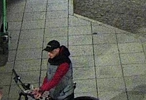 zdjęcie kolorowe: mężczyzna jadący na rowerze podejrzewany o zgwałcenie młodej kobiety