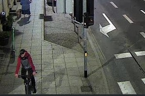 zdjęcie kolorowe: mężczyzna jadący na rowerze podejrzewany o zgwałcenie młodej kobiety