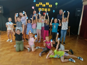 zdjęcie kolorowe: dzielnicowi z Komisariatu Policji V w Katowicach podczas spotkania z dziećmi