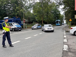 zdjęcie kolorowe: śląscy policjanci podczas zabezpieczenia meczu piłki nożnej rozgrywanego pomiędzy drużynami GKS-u Katowice i Rakowa Częstochowa