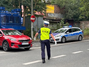 zdjęcie kolorowe: śląscy policjanci podczas zabezpieczenia meczu piłki nożnej rozgrywanego pomiędzy drużynami GKS-u Katowice i Rakowa Częstochowa