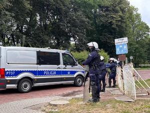 zdjęcie kolorowe: śląscy policjanci podczas zabezpieczenia meczu piłki nożnej rozgrywanego pomiędzy drużynami GKS-u Katowice i Rakowa Częstochowa