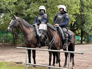 zdjęcie kolorowe: śląscy policjanci podczas zabezpieczenia meczu piłki nożnej rozgrywanego pomiędzy drużynami GKS-u Katowice i Rakowa Częstochowa