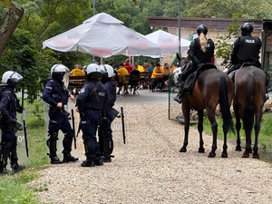 zdjęcie kolorowe: śląscy policjanci podczas zabezpieczenia meczu piłki nożnej rozgrywanego pomiędzy drużynami GKS-u Katowice i Rakowa Częstochowa