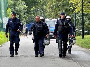 zdjęcie kolorowe: śląscy policjanci podczas zabezpieczenia meczu piłki nożnej rozgrywanego pomiędzy drużynami GKS-u Katowice i Rakowa Częstochowa