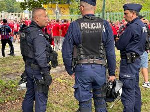 zdjęcie kolorowe: śląscy policjanci podczas zabezpieczenia meczu piłki nożnej rozgrywanego pomiędzy drużynami GKS-u Katowice i Rakowa Częstochowa