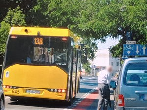 zdjęcie kolorowe: autobus linii numer 138