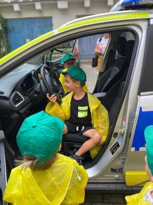 zdjęcie kolorowe: przedszkolaki podczas wizyty u policjantów z Komisariatu Policji IV w Katowicach