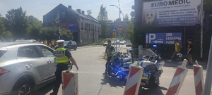 Zdjęcie kolorowe, widoczni funkcjonariusze Policji oraz Policyjne motocykle