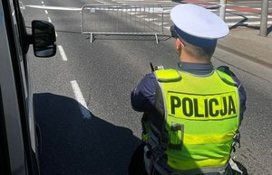 Zdjęcie kolorowe funkcjonariusza Policji