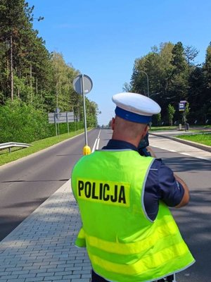 Zdjęcie kolorowe widoczny funkcjonariusz Policji