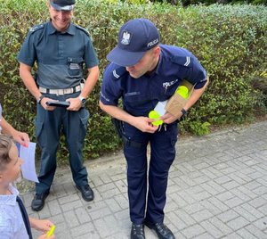 Zdjęcie kolorowe, widoczny funkcjonariusz ITD oraz Policji