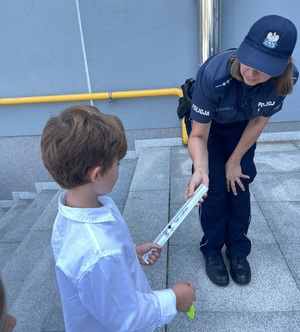 zdjęcie kolorowe: katowiccy policjanci podczas działań Bezpieczna droga do szkoły