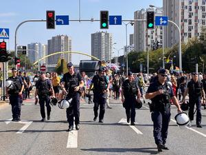 Zdjęcie kolorowe: Śląscy policjanci podczas zabezpieczenia 8 Marszu Równości