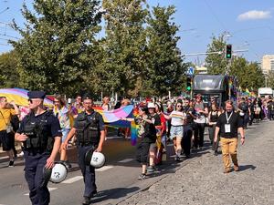 Zdjęcie kolorowe: Śląscy policjanci podczas zabezpieczenia 8 Marszu Równości