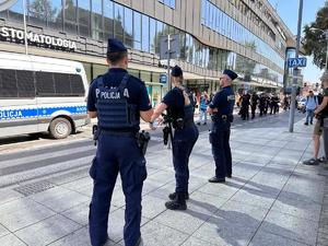 Zdjęcie kolorowe: Śląscy policjanci podczas zabezpieczenia 8 Marszu Równości